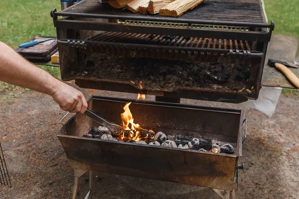 Mannens hand förbereda inför grillning — Stockfoto