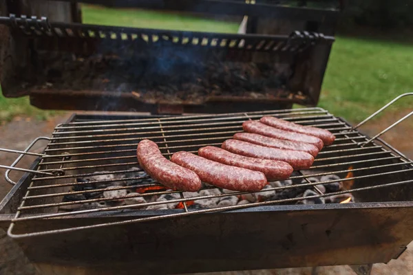 Grillowanie kiełbasy na grillu na świeżym powietrzu — Zdjęcie stockowe