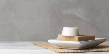 Katı şampuan ve saç kremi barlarda Sabunluk