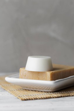 Katı şampuan ve saç kremi barlarda Sabunluk