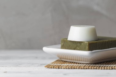 Katı şampuan ve saç kremi barlarda Sabunluk