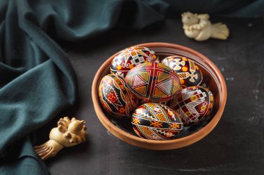Paskalya yumurtaları balmumu resist tekniği ile dekore edilmiştir.