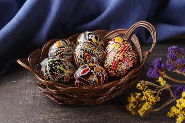 Oeufs de Pâques décorés avec de la cire résister technique — Photo