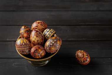 Paskalya yumurtaları balmumu resist tekniği ile dekore edilmiştir.