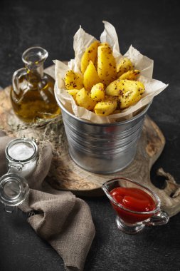 Fırında patates dilimleri otlar ve domates sosu ile