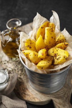 Fırında patates dilimleri otlar ve domates sosu ile