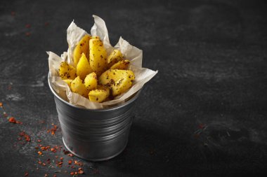 Fırında patates dilimleri otlar ve domates sosu ile