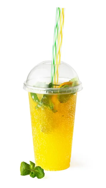 Lemonad i plast glas, svalkande fruktdryck — Stockfoto