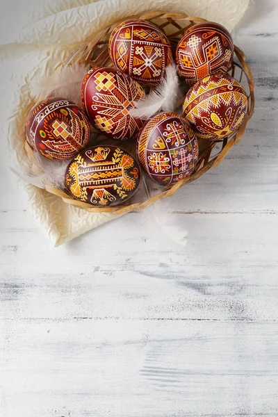 Oeufs de Pâques décorés avec de la cire résister technique — Photo