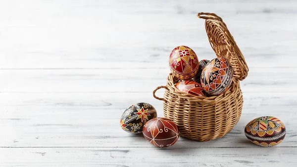 Oeufs de Pâques décorés avec de la cire résister technique — Photo