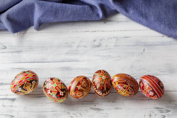 Oeufs de Pâques décorés avec de la cire résister technique — Photo