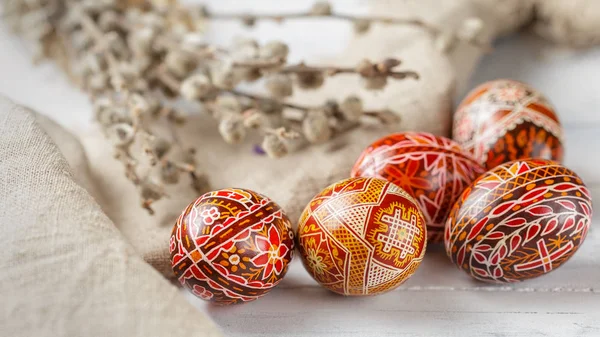 Oeufs de Pâques décorés avec de la cire résister technique — Photo