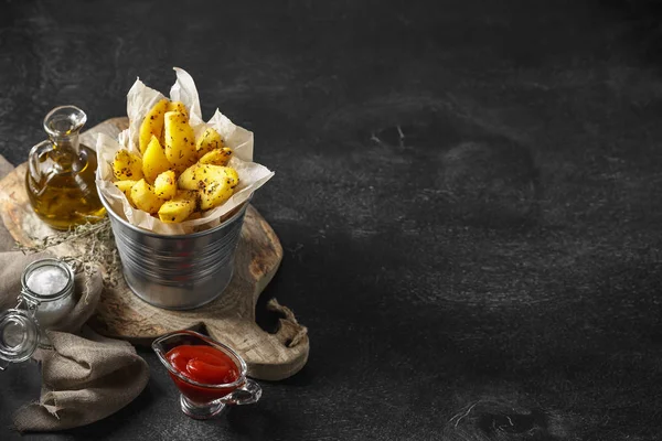 Fırında patates dilimleri otlar ve domates sosu ile