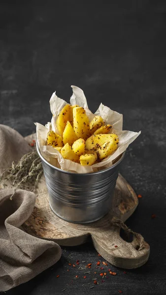 Fırında patates dilimleri otlar ve domates sosu ile