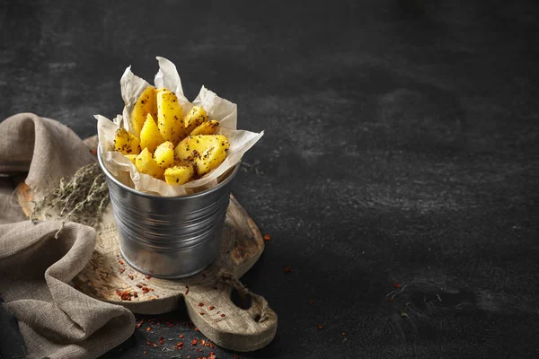 Fırında patates dilimleri otlar ve domates sosu ile