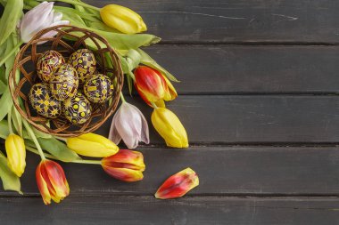 Paskalya yumurtaları balmumu resist tekniği ile dekore edilmiştir.
