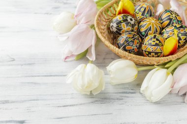 Paskalya yumurtaları balmumu resist tekniği ile dekore edilmiştir.