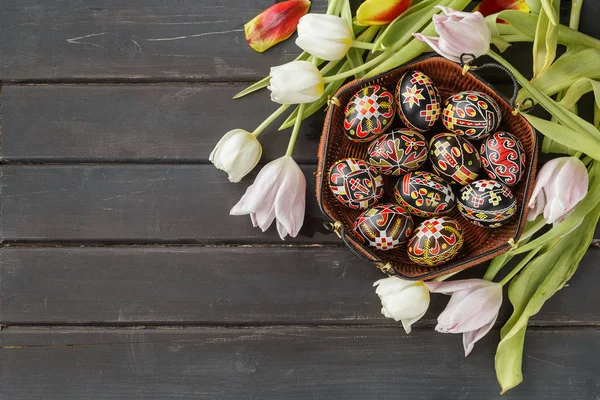 Oeufs de Pâques décorés avec de la cire résister technique — Photo