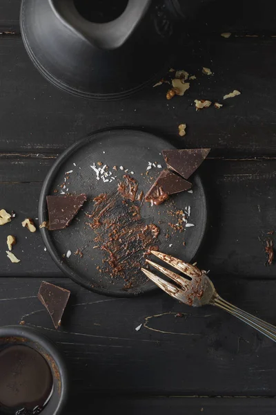 Placa negra vacía con sobras de pastel desde arriba —  Fotos de Stock