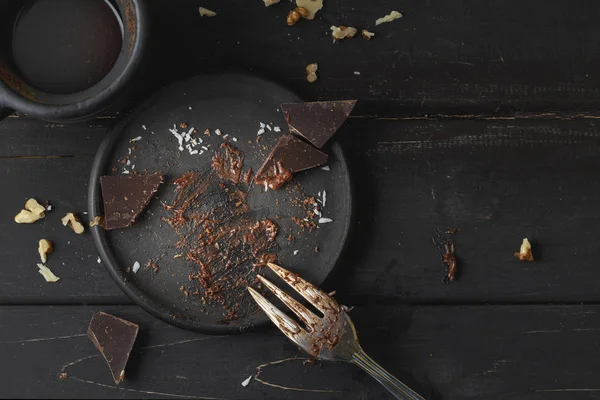 Placa negra vacía con sobras de pastel desde arriba —  Fotos de Stock