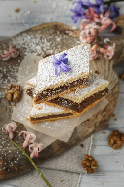 Tarta Nuez Casera Con Glaseado Azúcar Cortada Trozos Listos Para —  Fotos de Stock