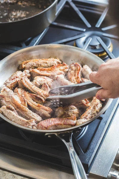 Szef Kuchni Gotowanie Wieprzowiny Dziecko Powrotem Żeberka Mięso Stalowej Patelni — Zdjęcie stockowe