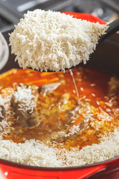 Reis Pilaf Hinzufügen Die Letzte Phase Des Pilau Kochprozesses — Stockfoto