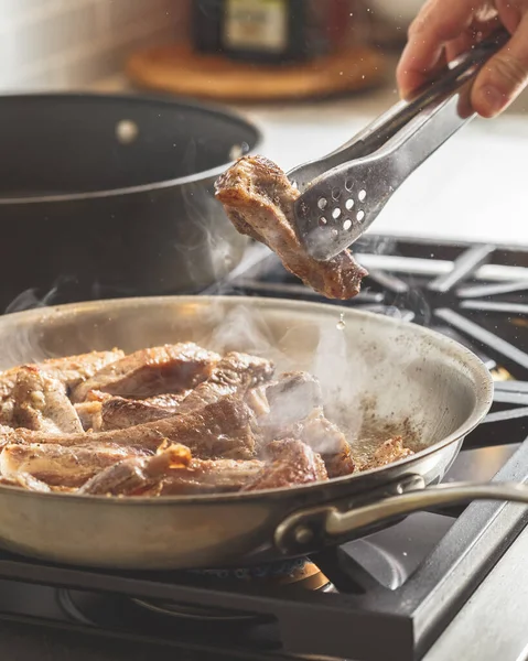 Mięso Żeberek Jest Przygotowywane Stalowej Patelni Gotowanie Domu Koncepcja — Zdjęcie stockowe