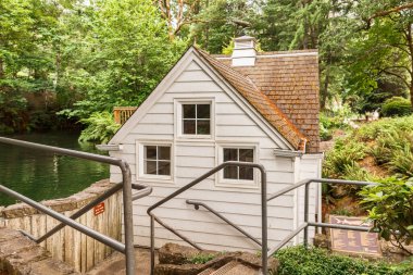 Cascade Locks, Oregon - 26 Haziran 2018: Oregon, ABD 'de Bonneville Balık Çiftliği' nde balık manzaralı küçük bir ev