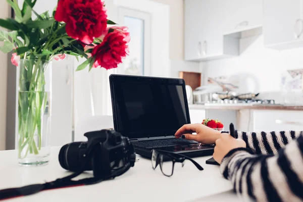 Freelancer Photographer Working Morning Kitchen Woman Works Laptop Using Camera — Stock Photo, Image
