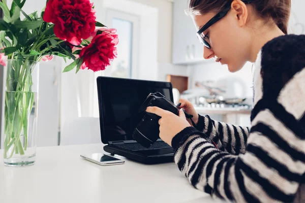 Freelancer Photographer Working Kitchen Woman Works Laptop Using Camera Checking — Stock Photo, Image