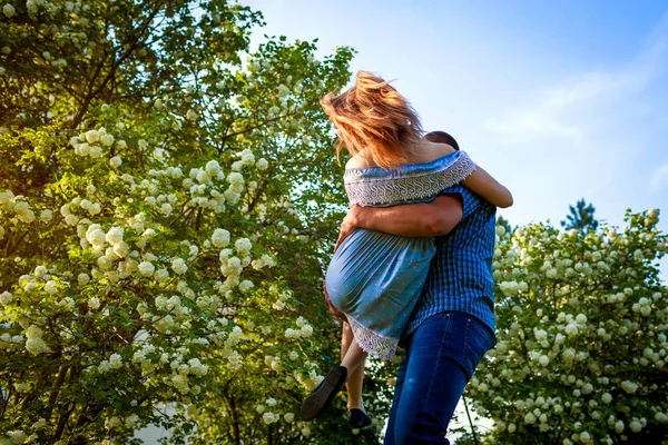 Casal Feliz Amor Divertindo Jardim Florescendo Homem Segura Namorada Nas — Fotografia de Stock