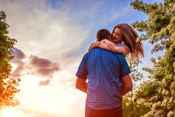 Pareja Feliz Amor Divertirse Jardín Floreciente Hombre Sostiene Novia Las — Foto de Stock