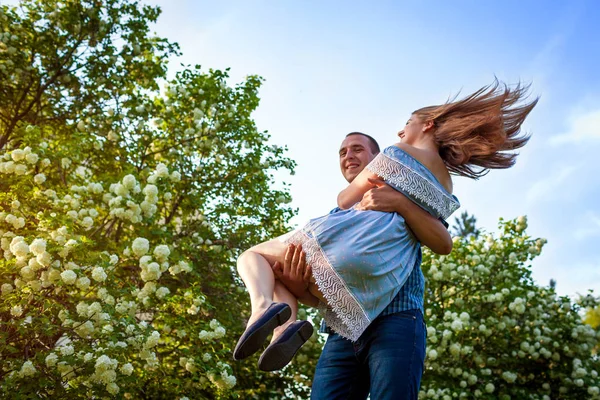 Lyckligt Par Älskar Att Kul Blommande Trädgård Man Håller Sin — Stockfoto