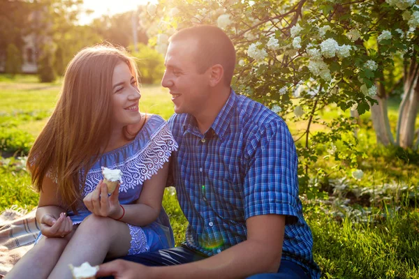 Glada Unga Paret Äta Glass Och Chatta Utanför Kvinnan Och — Stockfoto