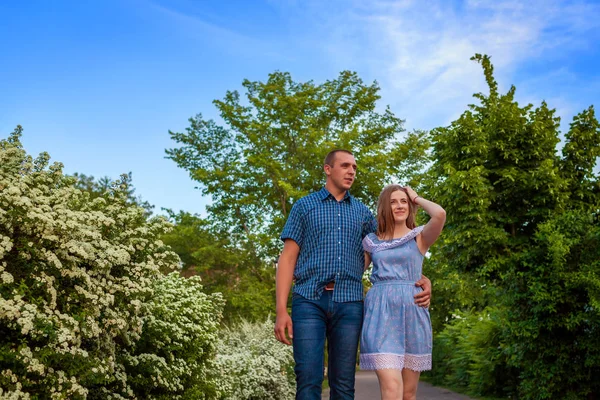 Couple Marchant Dans Parc Fleuri Printemps Jeune Homme Fille Étreignant — Photo