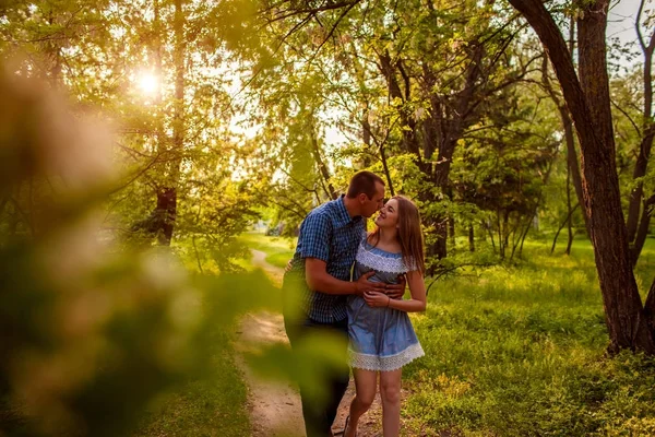 Щаслива Пара Ходить Весняному Лісі Молодий Чоловік Дівчина Обіймаються Цілуються — стокове фото