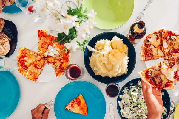 Вид Зверху Людей Які Обідали Столом Сім Їсть Їжу Піца — стокове фото