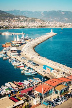 Alanya bağlantı noktası dağlarla çevrili. Deniz manzara. Deniz feneri ve tekneler. Turistik yer. Tatil