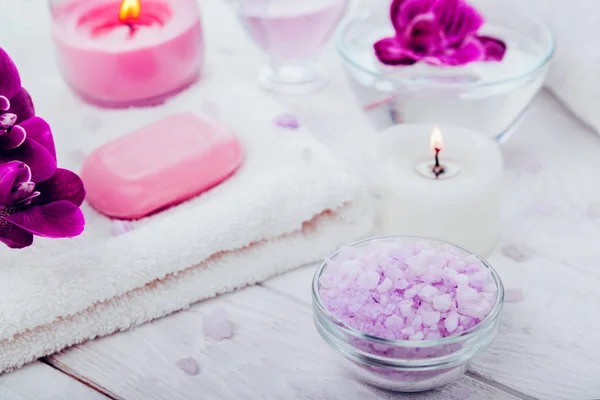 Spa Essentials Tym Świeca Sól Mydła Oleju Orchidei Ręcznikiem Koncepcja — Zdjęcie stockowe