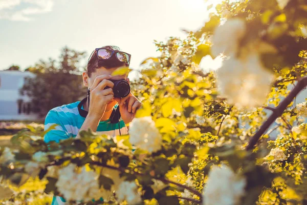 Чоловік Фотограф Фотографує Квіти Парку Заході Сонця Молодий Хлопець Насолоджується — стокове фото