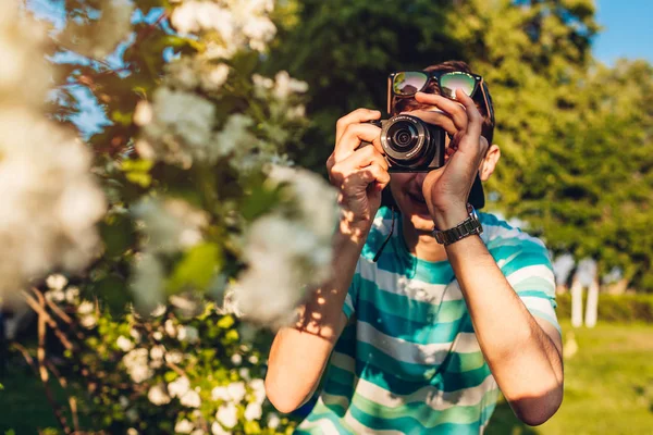Чоловік Фотограф Фотографує Квіти Парку Заході Сонця Молодий Хлопець Насолоджується — стокове фото