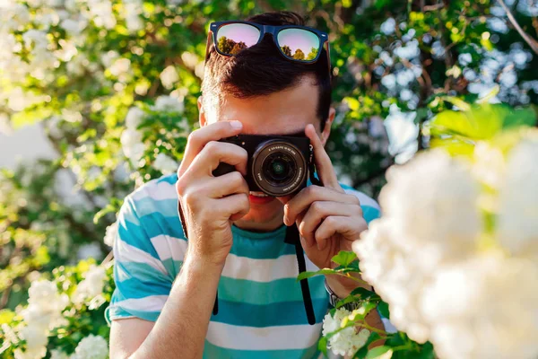 Чоловік Фотограф Фотографує Квіти Парку Заході Сонця Крупним Планом Фотоапарат — стокове фото