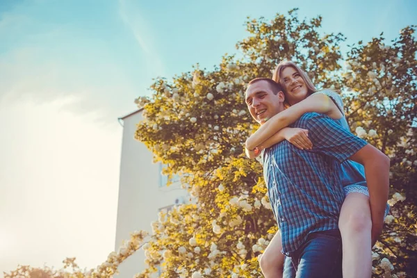 Ungt Par Älskar Att Kul Våren Blommande Trädgård Kvinna Rider — Stockfoto