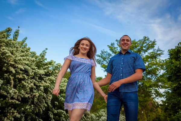 Couple Courant Dans Parc Floraison Printemps Jeune Homme Femme Amuser — Photo