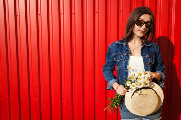 Chica Hipster Feliz Con Gafas Sombrero Con Flores Sobre Fondo — Foto de Stock