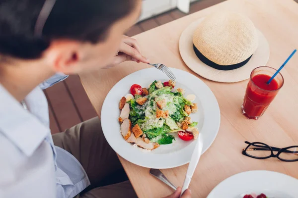 Hombre Comiendo Ensalada César Bebiendo Jugo Tomate Restaurante Viajero Almorzando —  Fotos de Stock