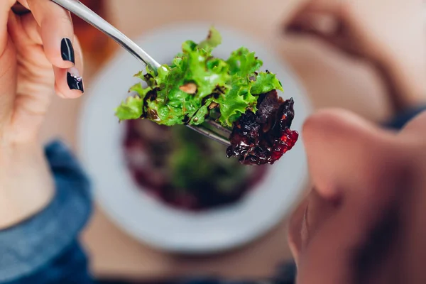 Frau Mit Salat Restaurant Mädchen Ernähren Sich Gesund Ernährungskonzept — Stockfoto