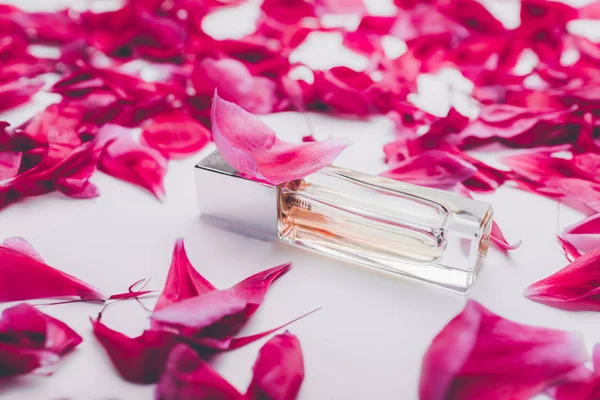 Bouteille Parfum Avec Pétales Pivoine Rose Sur Fond Blanc Parfum — Photo