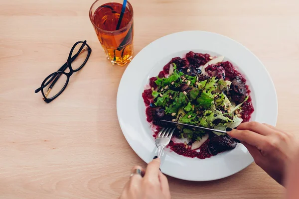Frau Mit Salat Und Apfelsaft Restaurant Mädchen Ernähren Sich Gesund — Stockfoto